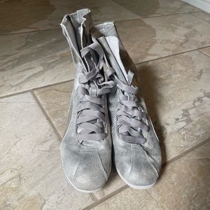 Girls Puma Eskiva tall silver boxing shoes